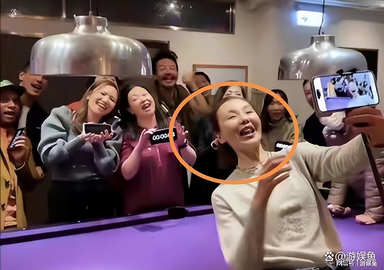 事实证明，独居贫民区、不婚无子的张曼玉，已经走上了另一条大路