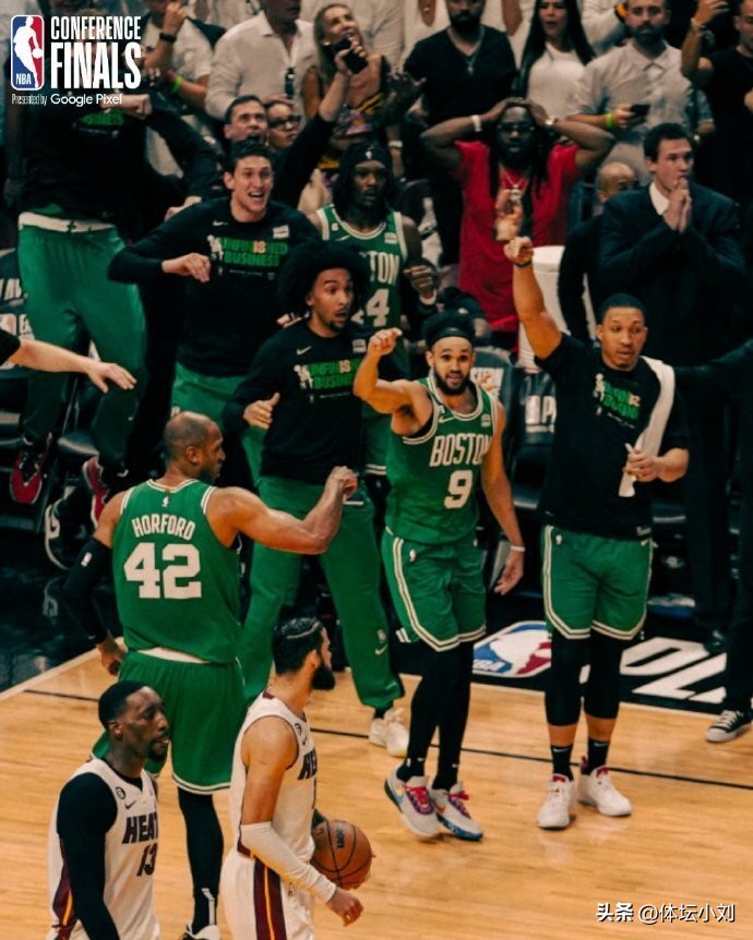 赛后更衣室全队很高兴地庆祝,回归主场全场欢呼