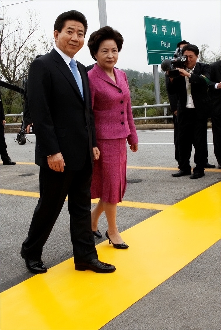 2009年，韩国前总统卢武铉跳崖身亡，女儿入狱，儿子在中国工作