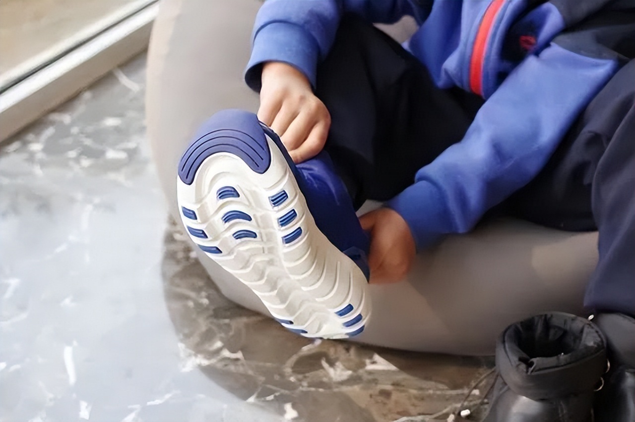 央视曝光儿童致癌衣服品牌,衣服致癌物超标27倍