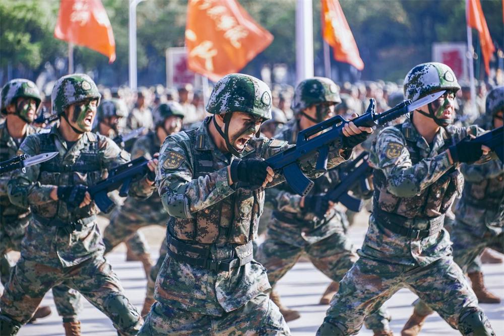 战味十足铁血男儿勇争排头兵,战味十足直击新兵训练现场