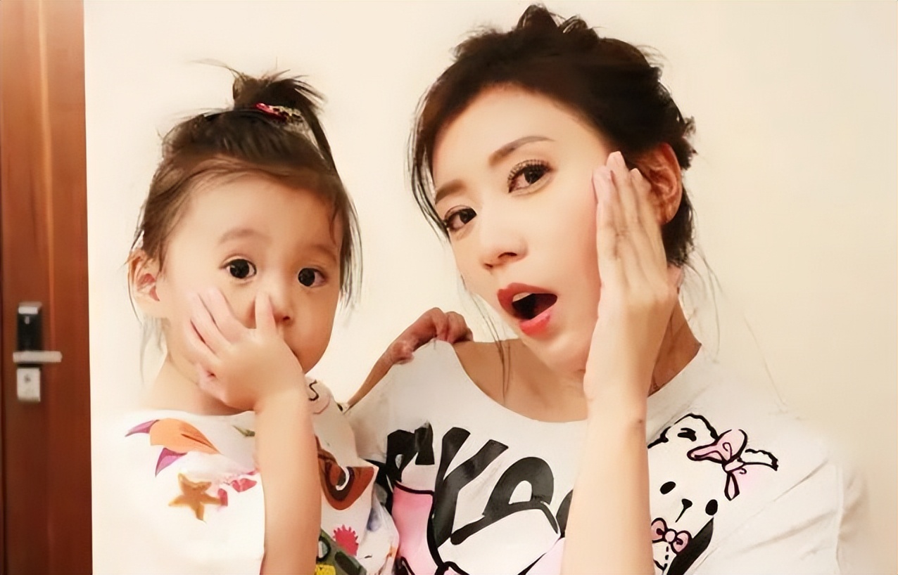 “绿豆眼”宝宝火了，眼睛只有一条缝，网友：确定睁开了吗？