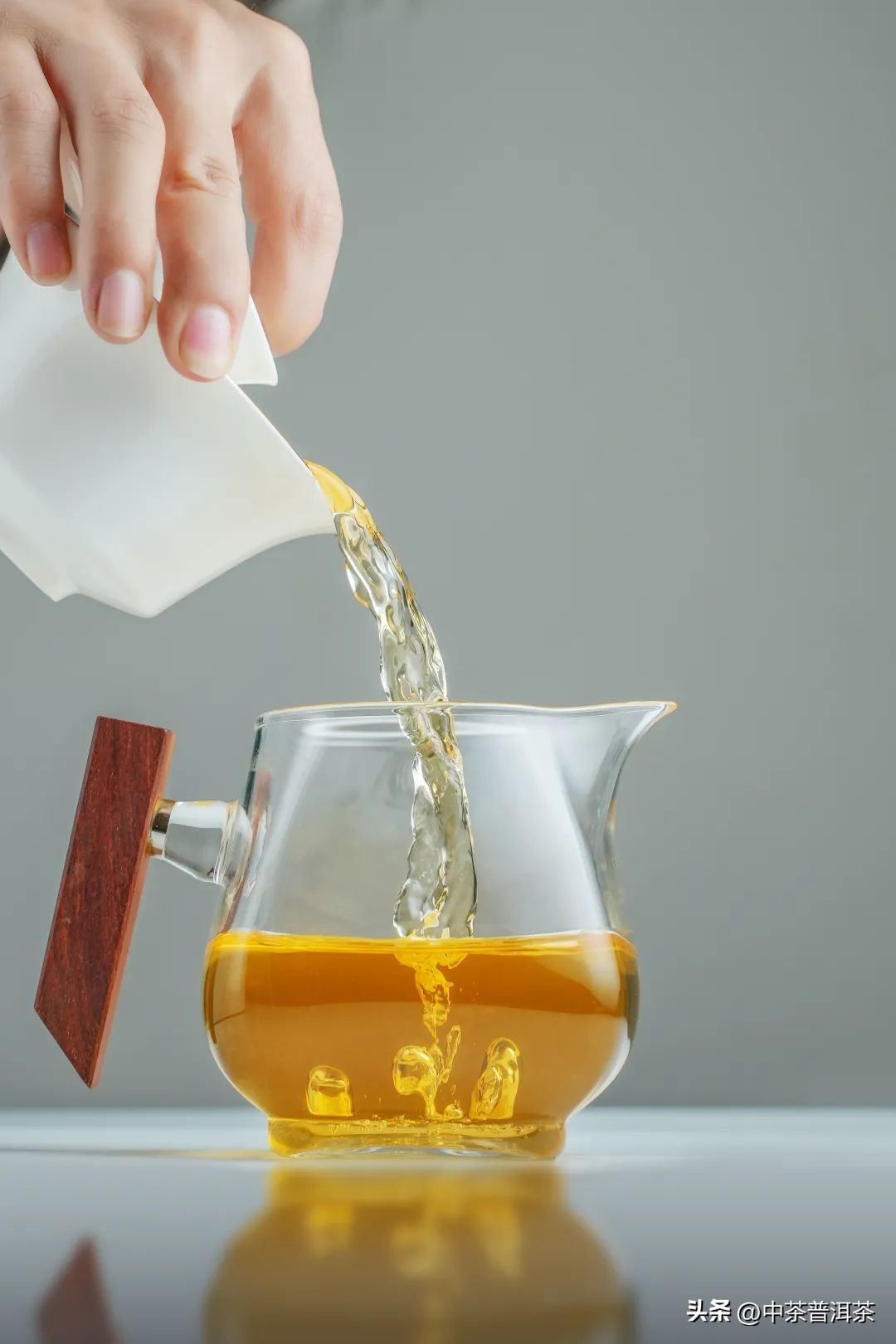 中茶2023孔雀普洱茶,中茶孔雀青饼品鉴图