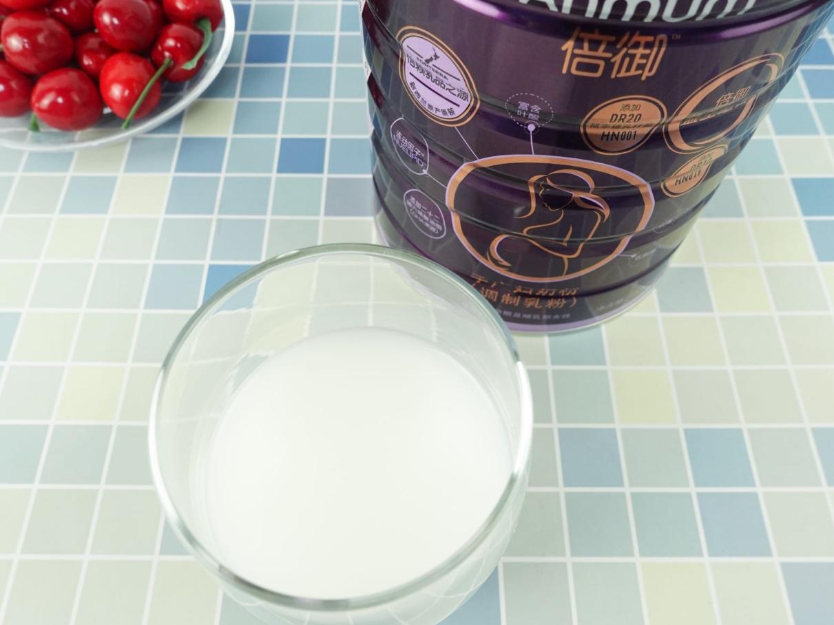 备孕期间喝奶粉好还是纯牛奶好,备孕喝奶粉喝脱脂好还是全脂好