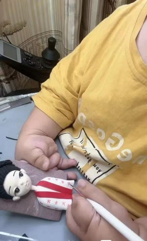 瘫痪女孩做黏土,截瘫女孩坚持苦学12年