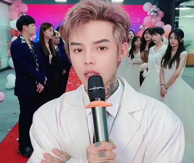 童锦程和殷世航梦幻联动，时隔多年再度同框，小羊也被带上