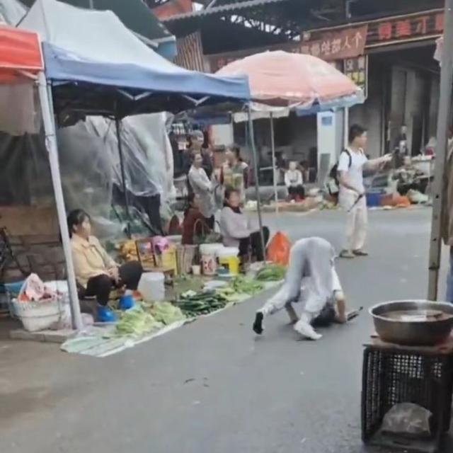 女子买菜忘带钱，大妈让她表演才艺抵买菜款，女子当街表演翻跟斗