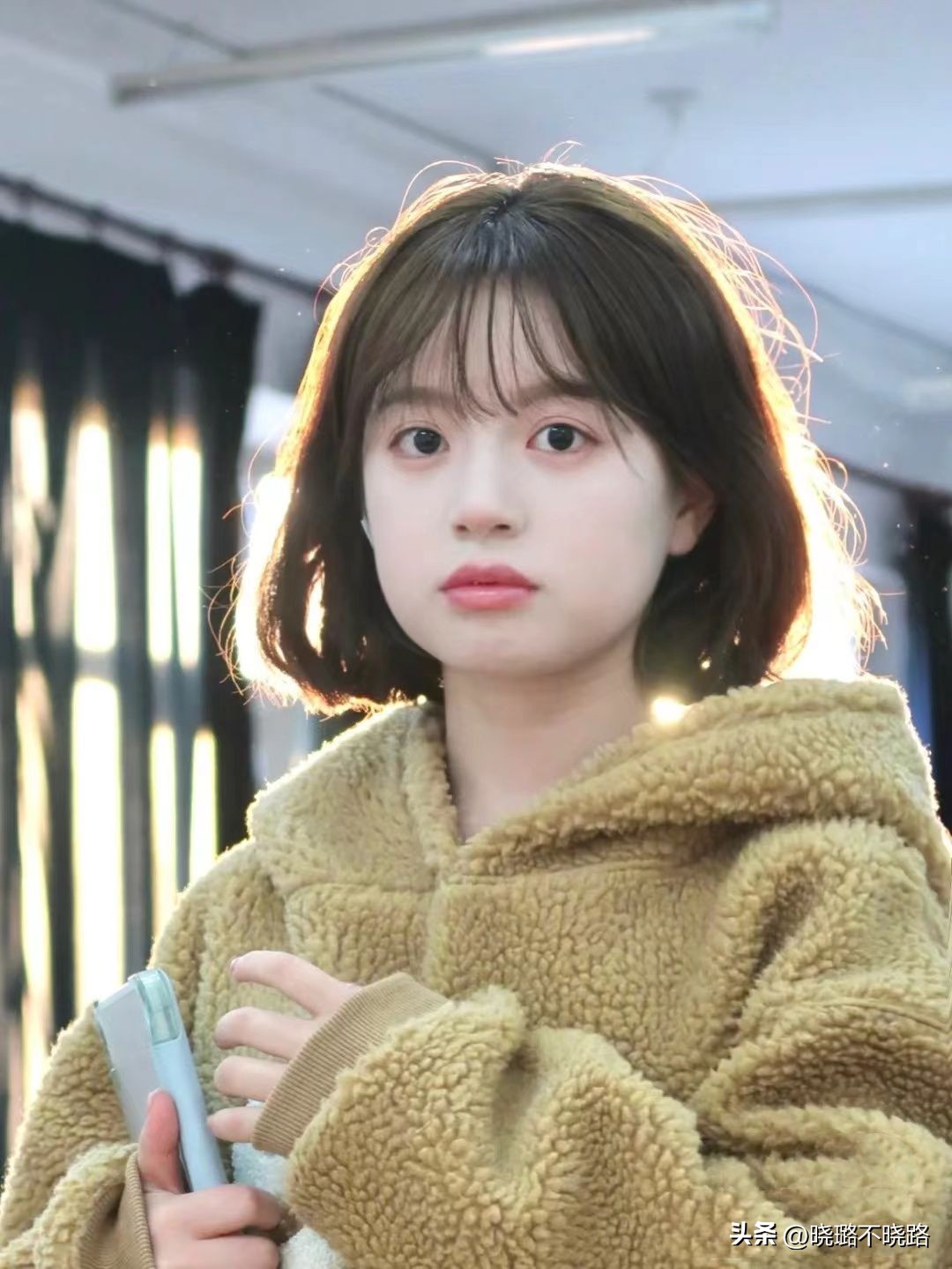 方脸圆脸适合直发还是卷发,大脸方脸适合什么短发型减龄洋气