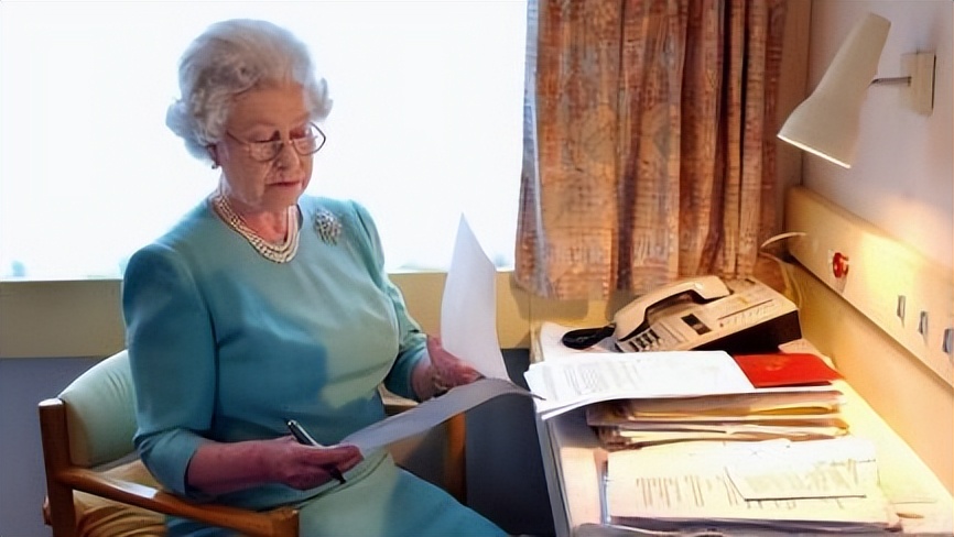 英国女王的珍珠项链是海水珍珠吗,英国女王都有哪些珠宝首饰呢