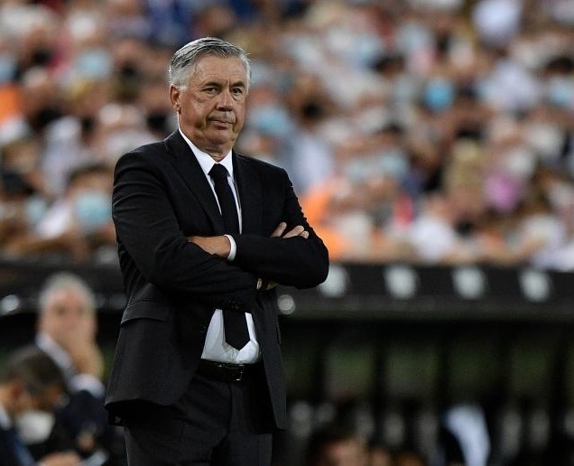 致敬C罗？维尼修斯国家德比禁区跳水，巴萨球员疯狂嘲讽