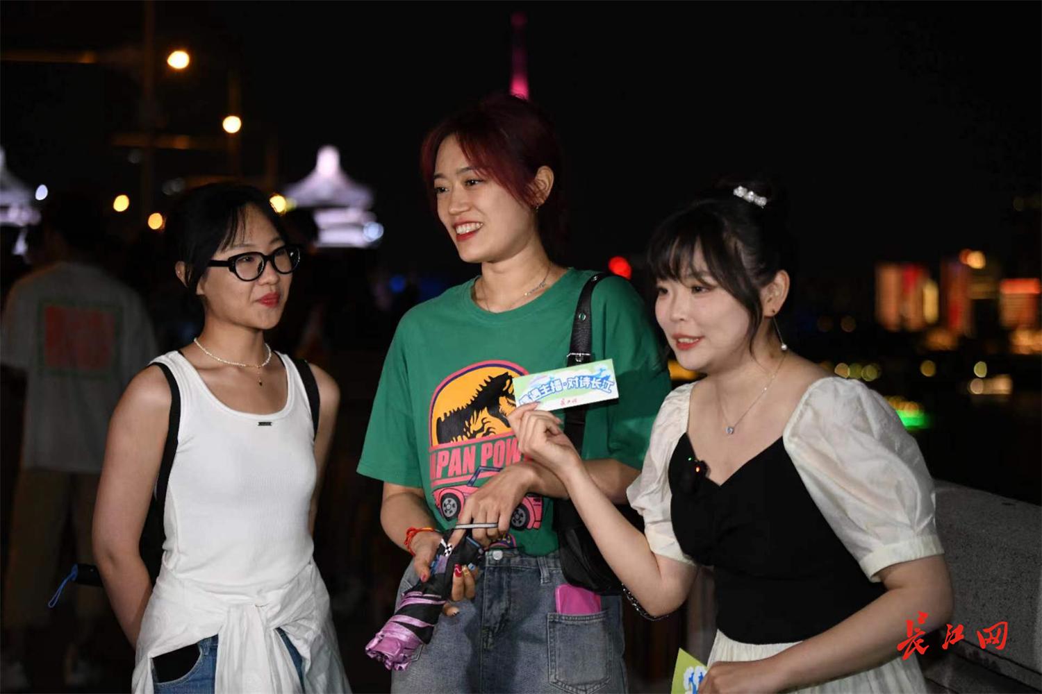 感受长江的宽阔与大气徒步“万里长江第一桥”成外地游客首选丨偶遇主播·对诗长江