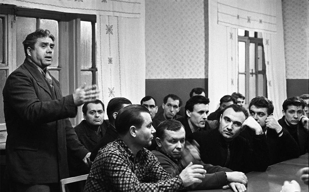 亚速钢铁厂有多少职工,亚速钢铁厂工人