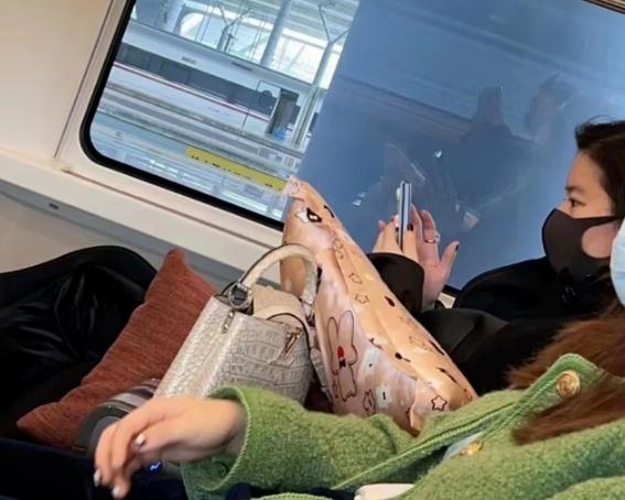 刘亦菲怼脸高清未修图曝光,刘亦菲自拍感觉和真实脸型差很多