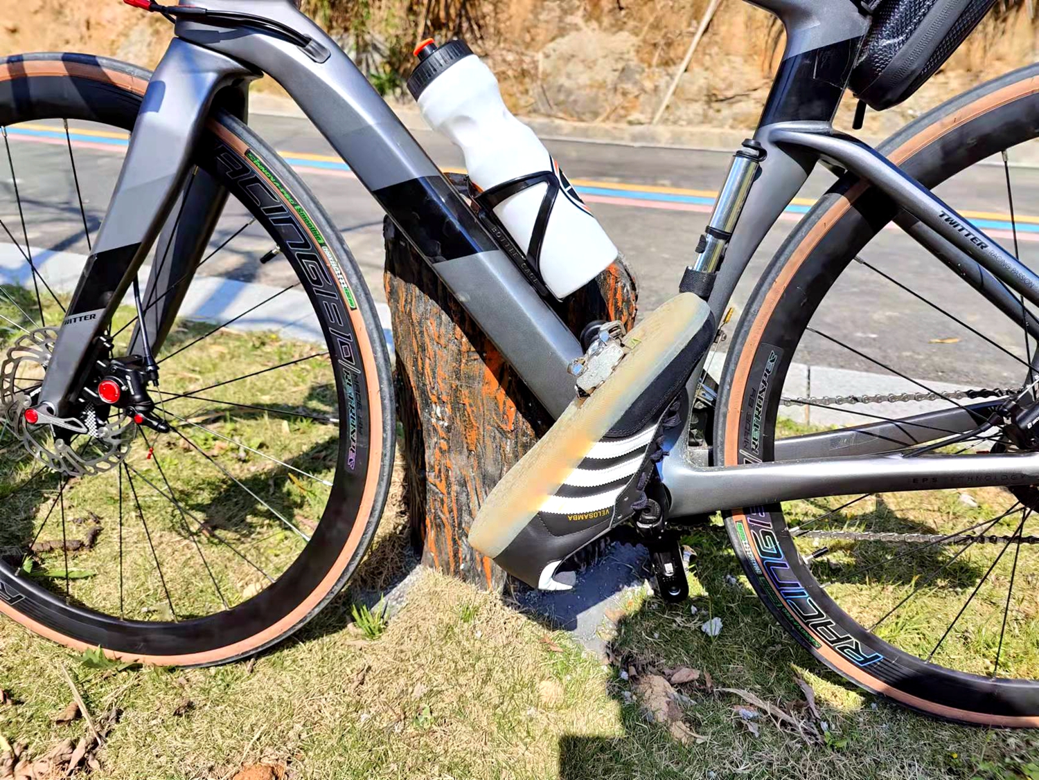 阿迪达斯单车,阿迪公路慢跑鞋