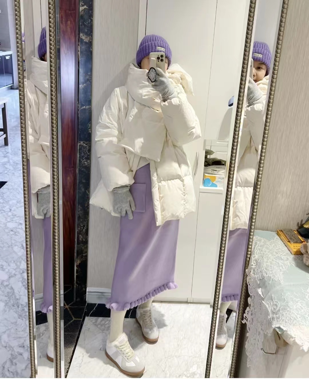 浅蓝色羽绒服怎样搭配黑色半身裙,短款白色羽绒服的最佳搭配半身裙