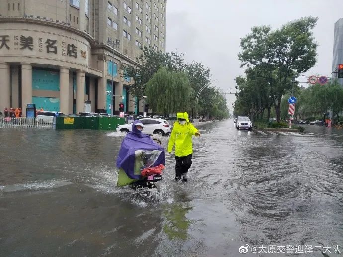 太原交警：窗外下着雨，我在守护你
