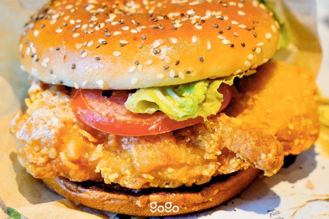 一口上头！麦当劳的新汉堡脆到了我的心巴上