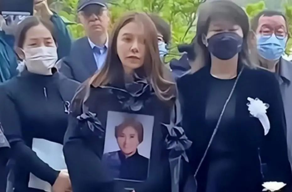 主持人朱迅哽咽痛哭,主持人朱迅和婆婆一起同台