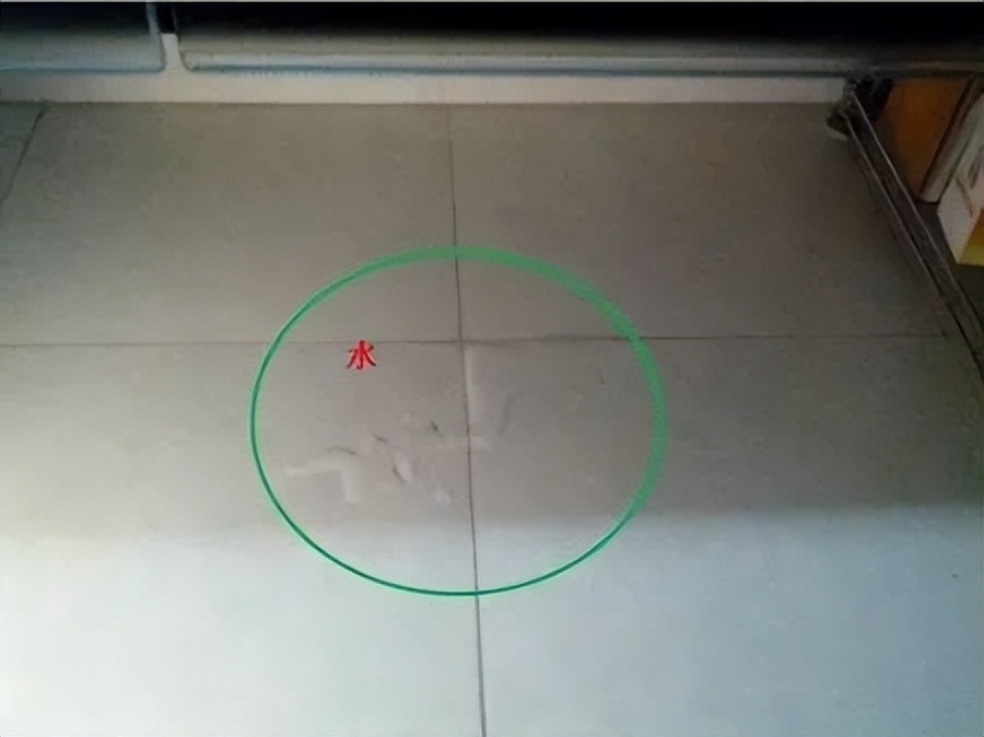 卫生间瓷砖底下往餐厅渗水怎么办,卫生间瓷砖渗水怎么办