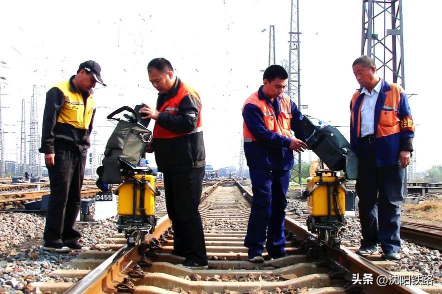 钢轨涡流探伤操作,钢轨探伤数据分析图谱