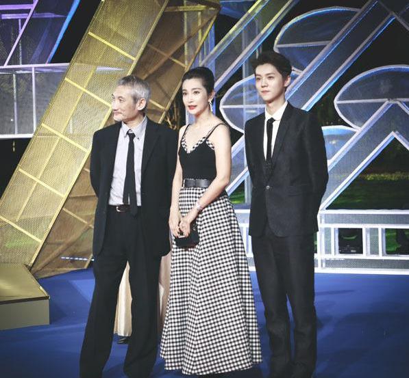 最有钱女明星刘亦菲,刘亦菲秀名贵翡翠大耳环