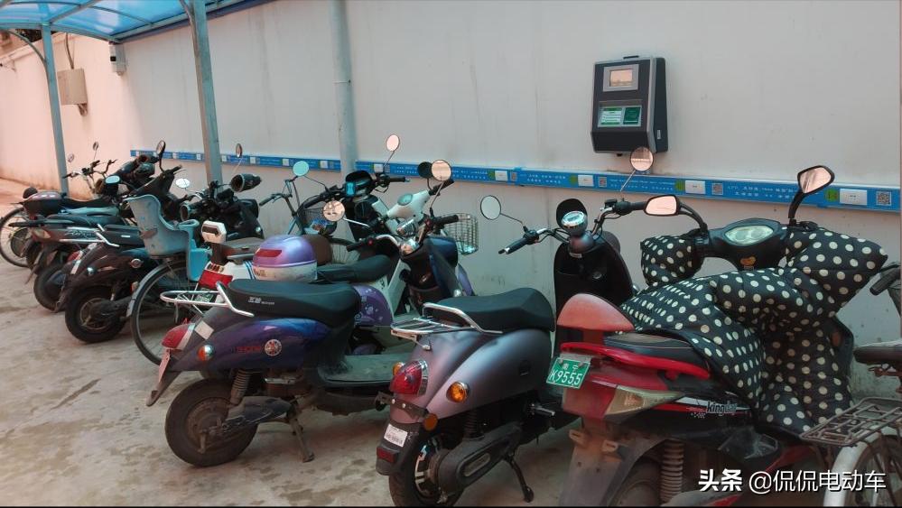 电动车充满电充电器不变绿正常吗,电动车自断电充电器能不能充满电