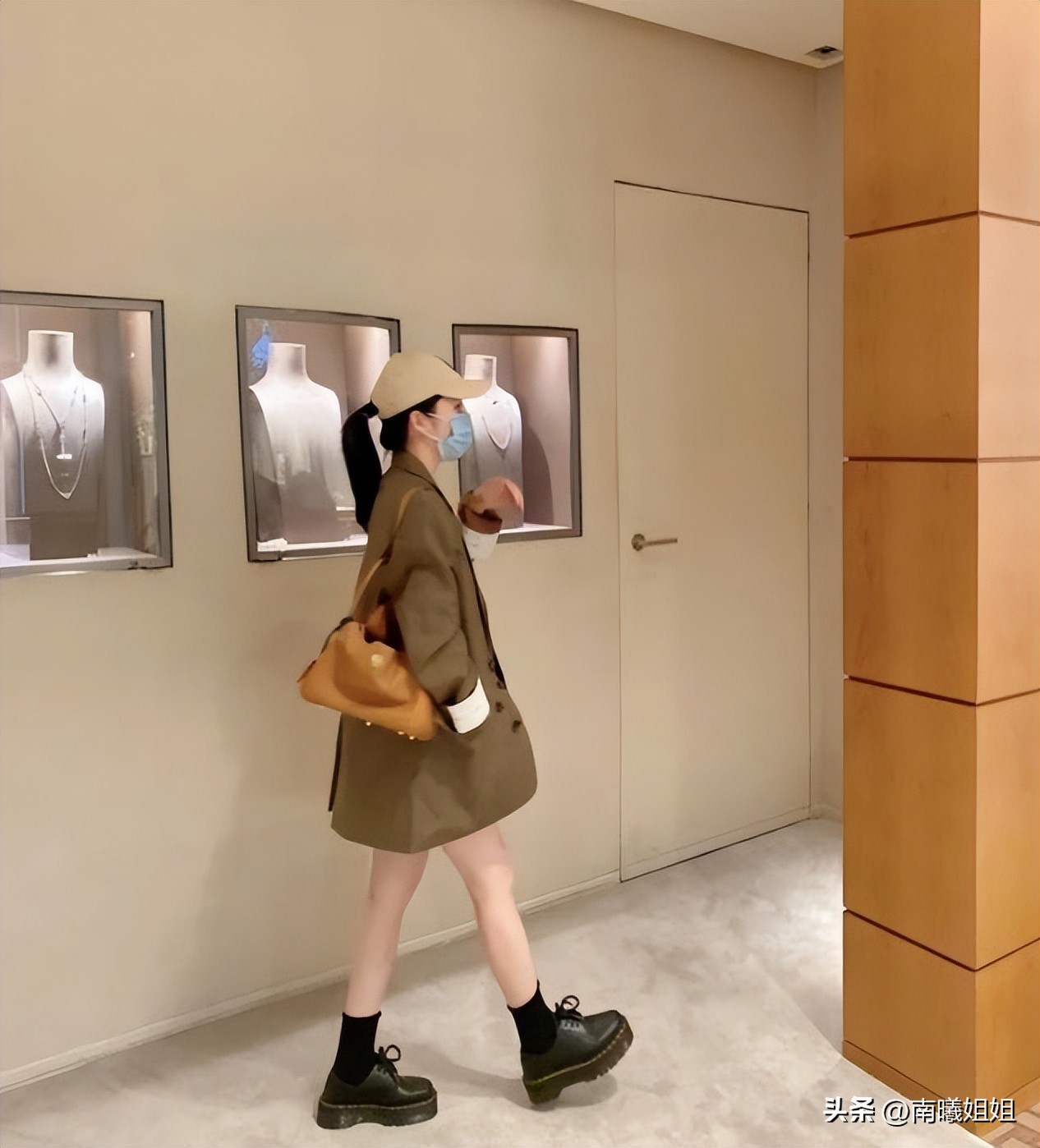 杨幂同款镂空马丁靴显腿粗吗,杨幂带火的鞋子素材