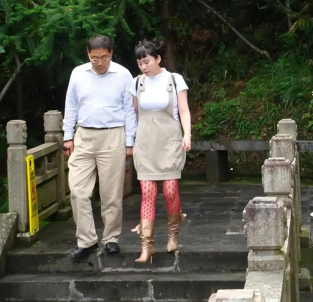 她曾是大明星，丈夫诈骗5700万，她替夫还债9年，卖房救夫