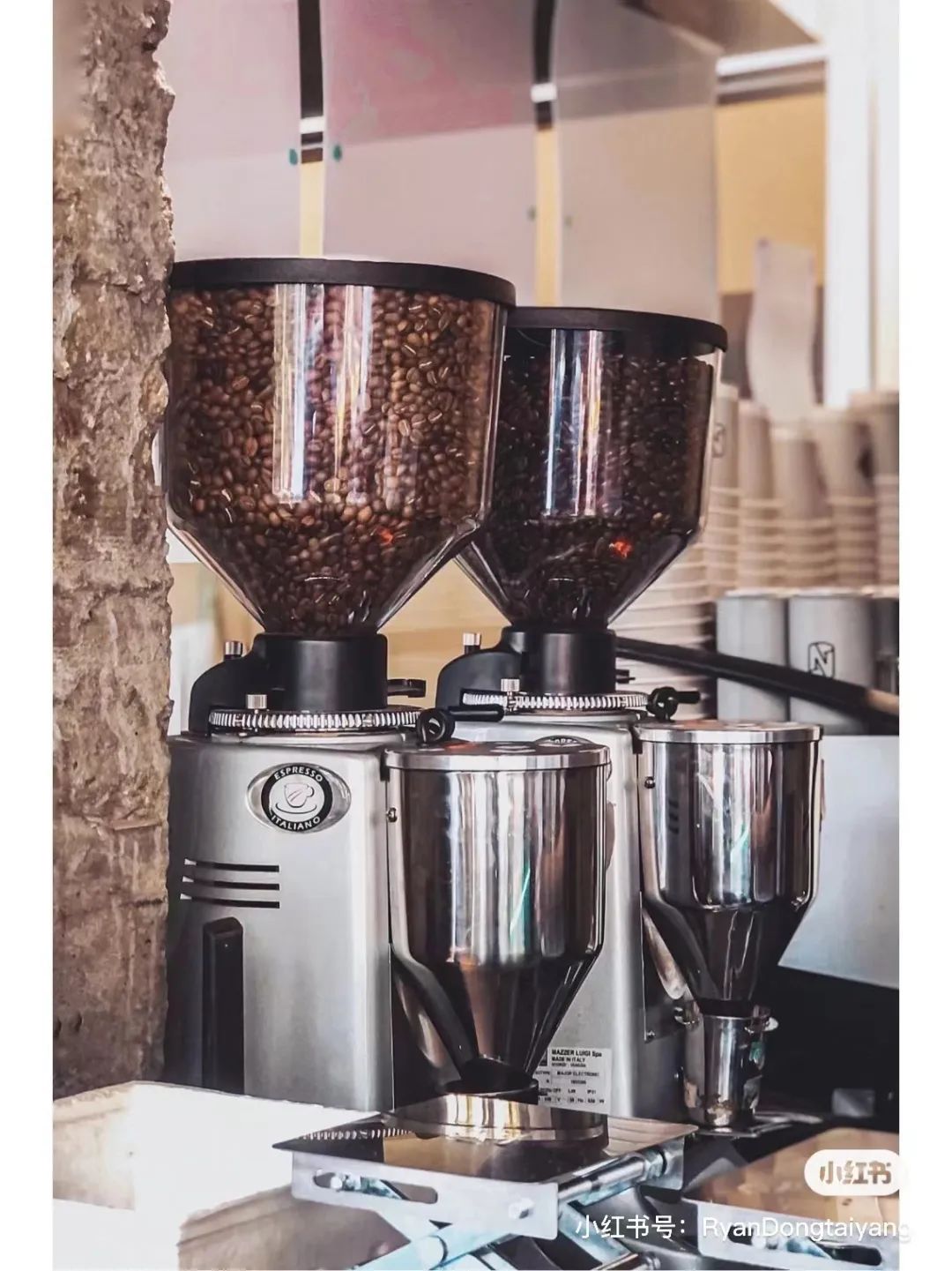 某知名品牌的生椰拿铁，三口就喝完，剩下半杯冰！