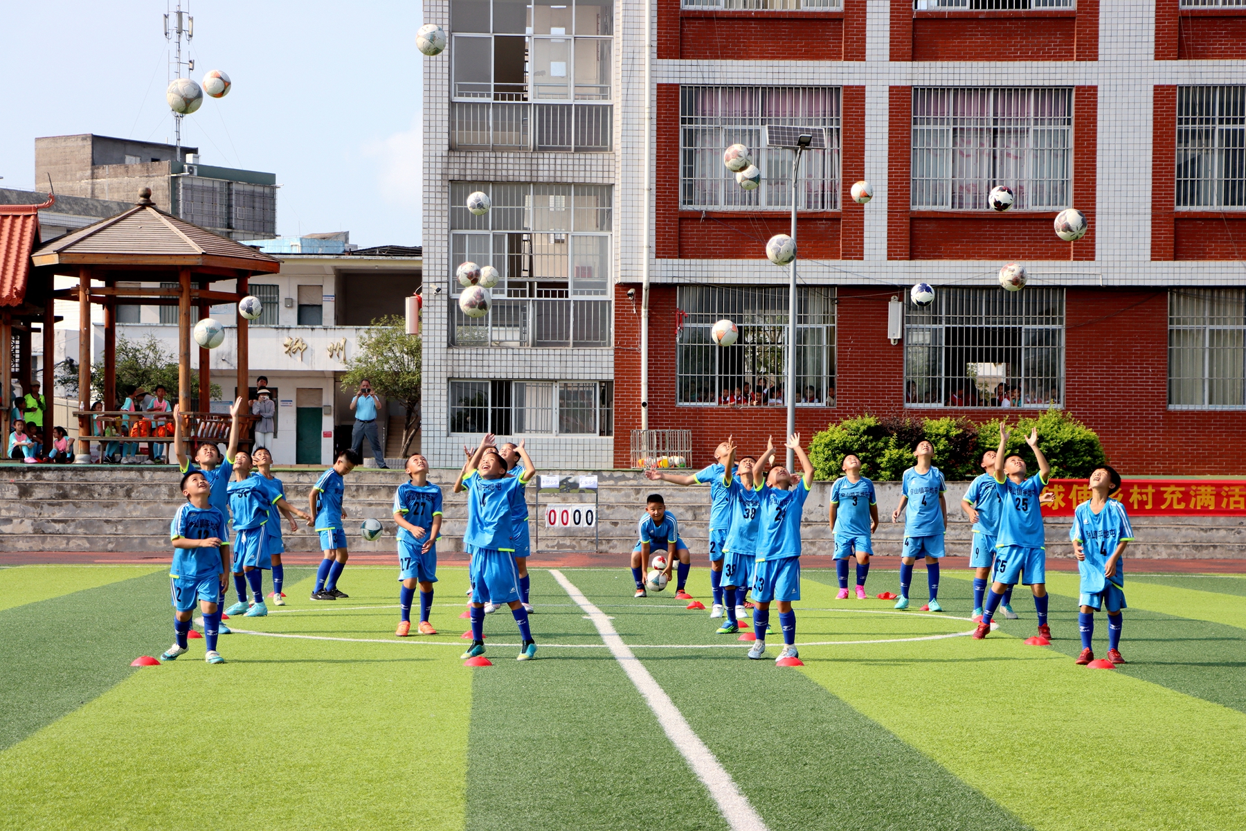 逐梦杯足球比赛小学,小学足球联赛开幕报道