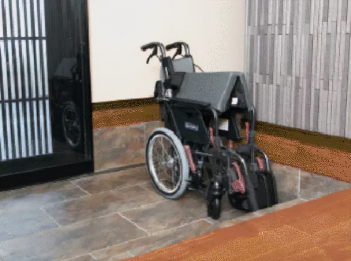 老年人专用轮椅怎么挑选,如何给老人挑选手动轮椅