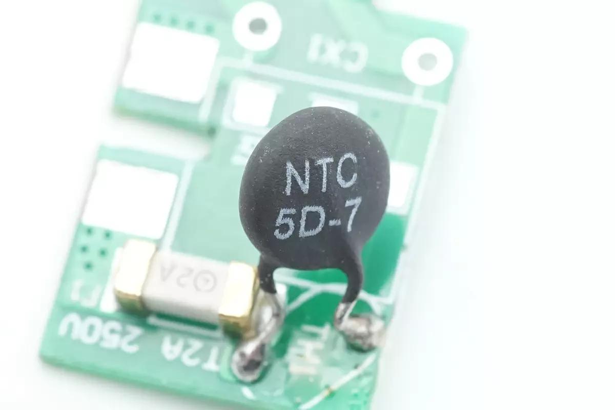 倍思快充充电器24w拆解,倍仕达苹果充电器测评