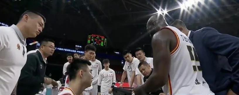 吉林东北虎惜败广东华南虎,东北虎击败虎王