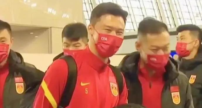 吴曦躲球哥,国足队长吴曦躲球视频