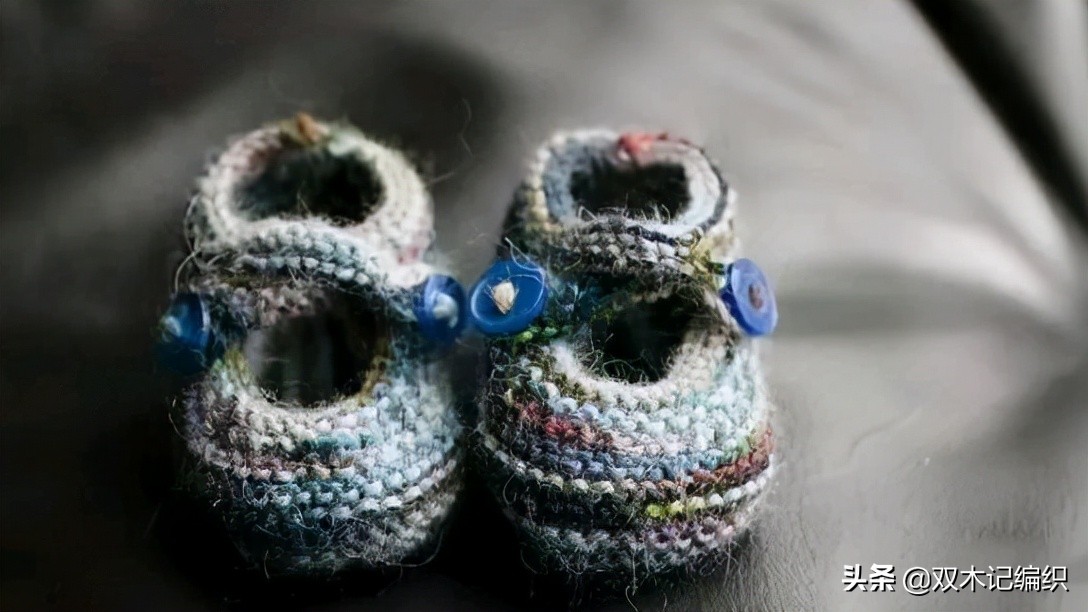 松鼠绒毛线婴儿鞋编织视频,网红毛线编织婴儿鞋视频