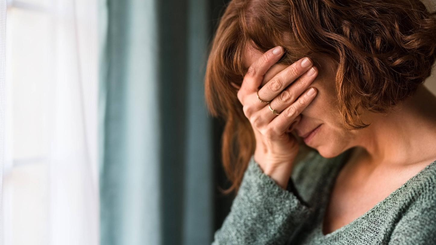 女孩总是习惯性夹腿,这是怎么回事?对身体有多大影响?涨知识了