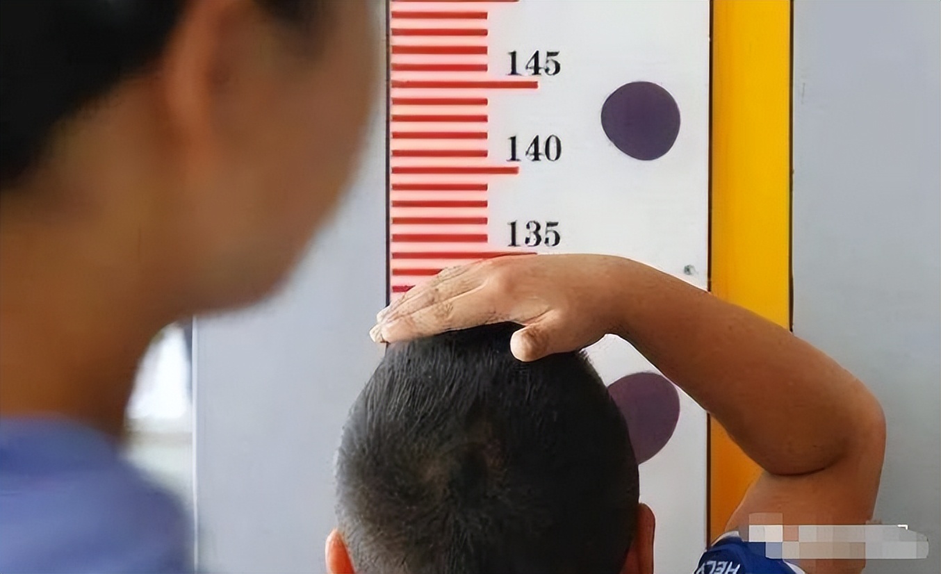 13岁男孩身高不达标怎样长高,14岁男孩长高到180可能吗