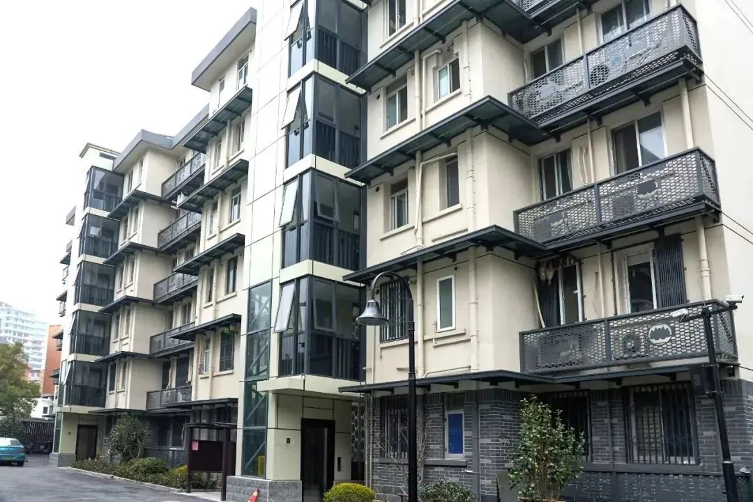 老房子装完电梯，6楼反而后悔了：花了几万块，“麻烦”却更多了