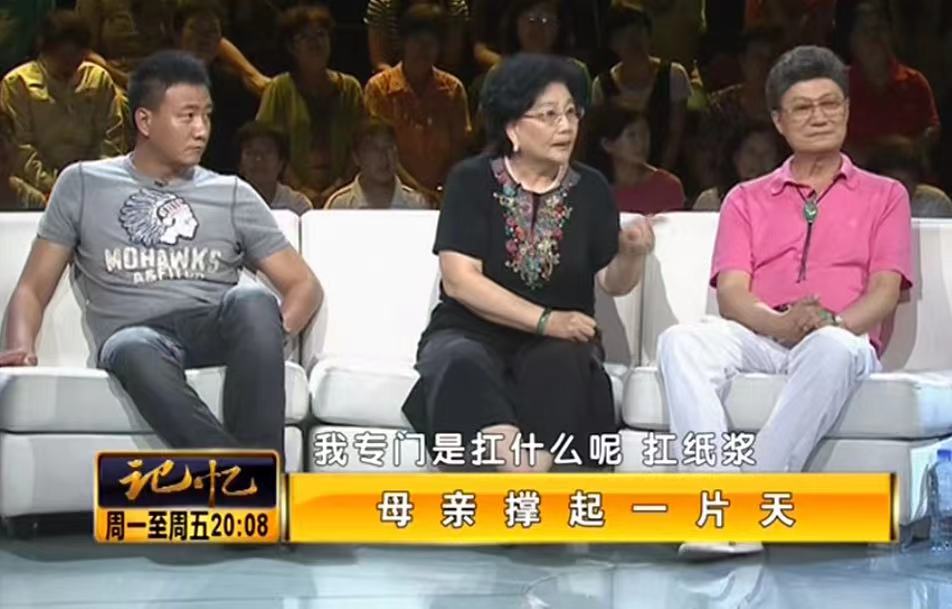 胡军的父亲当过兵,胡军有几个妻子