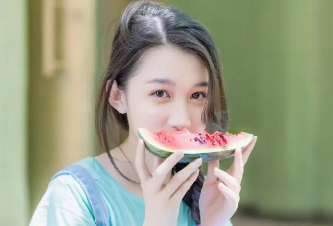 一个人不要完全重视结果,一个人太在意细节会让人远离