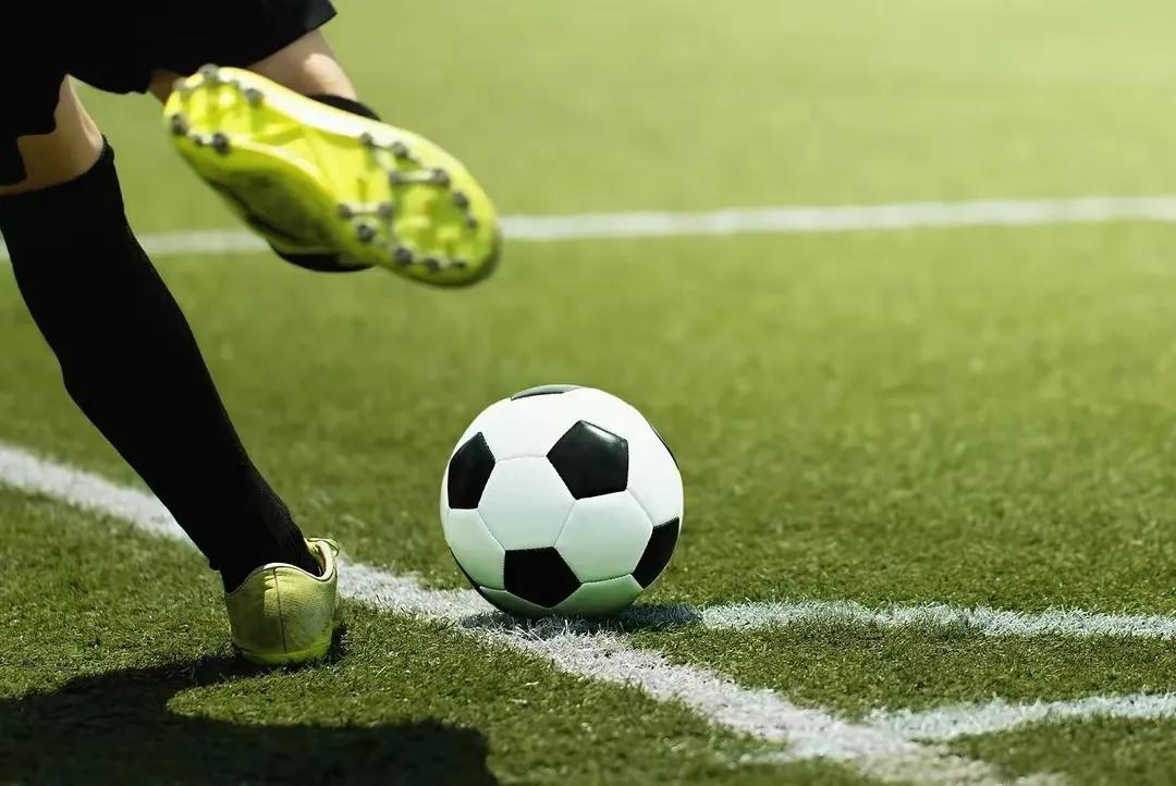 足球江湖之莱不群传：晋级不易，双标加戏，若要成功，必先自宫