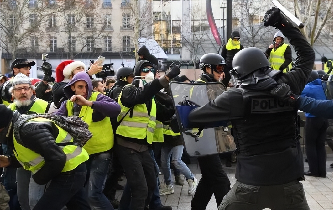 法国骚乱中国公民遇袭,法国士兵卢浮宫外遭持刀袭击