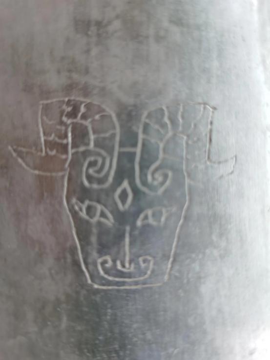 民间收藏的古蜀玉璧图片,馆藏老玉紫水晶玉琮