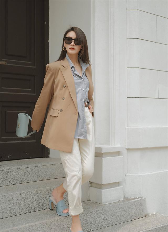 米色阔腿长裤的秋冬最佳搭配,秋季好看又显瘦裤子穿搭