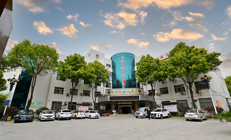 女子右侧肋骨下疼痛是什么原因,女子右胸肋骨中间疼痛