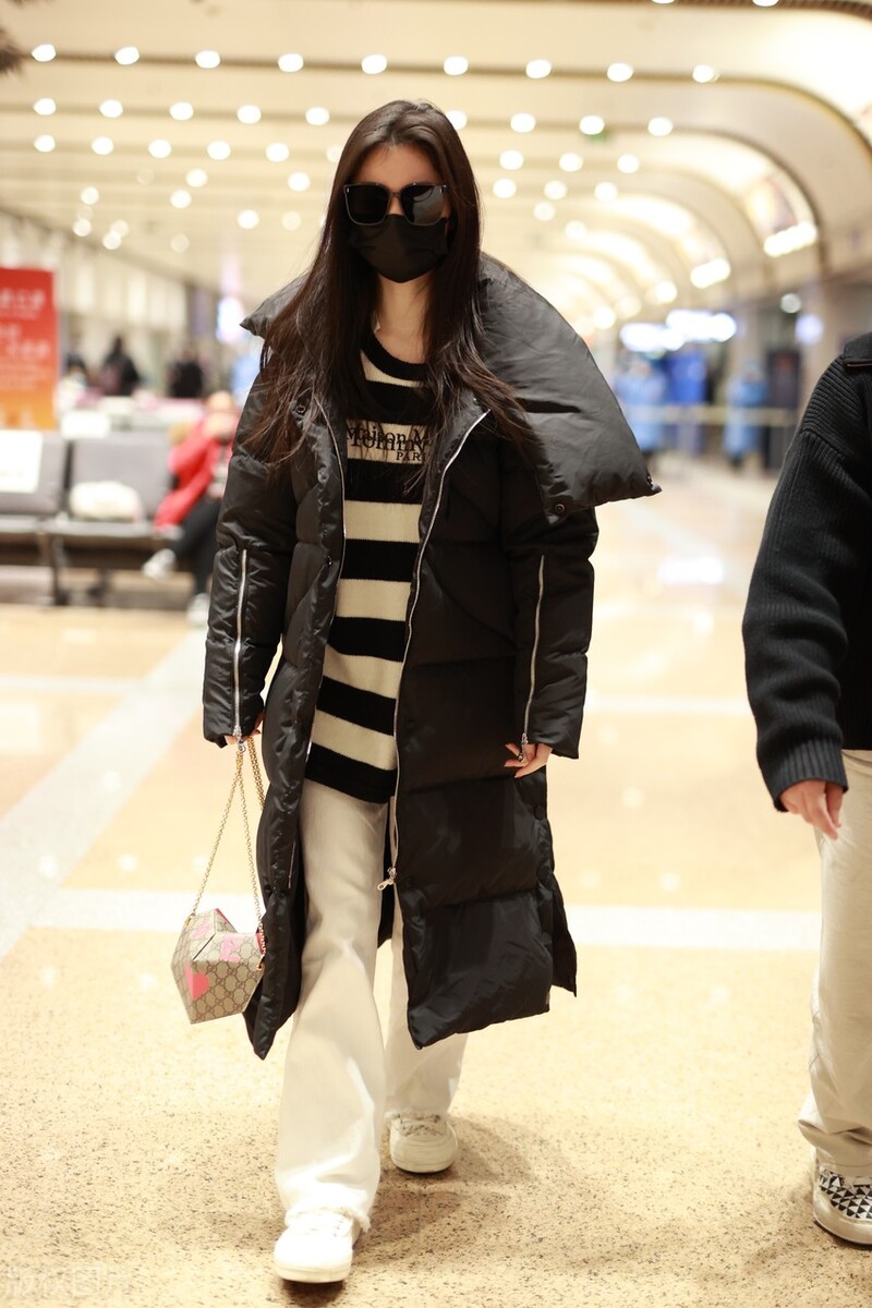 长款黑羽绒服可以搭配白裤子图集,黑色羽绒服搭配白色裤子好看吗