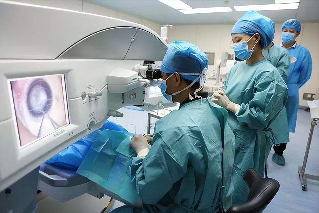 用激光手术治疗近视的人现在如何,激光手术治近视眼后又近视