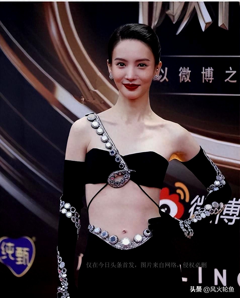 “袒胸漏乳”不害臊？娱乐圈的“走光式”穿着，你们怎么看？