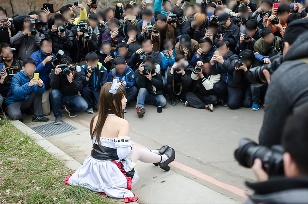 上海漫展惊现“女菩萨”漫迷纷纷上前*拜参**，盛况震撼现场