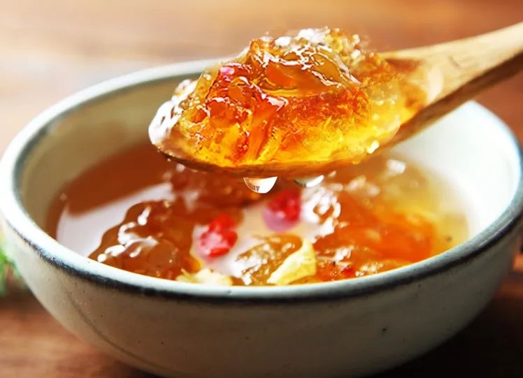 树上刚采摘的桃胶多少钱一斤,农村没人要的好货